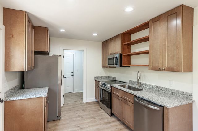 655 Cummings Ln, Cottontown, TN 37048