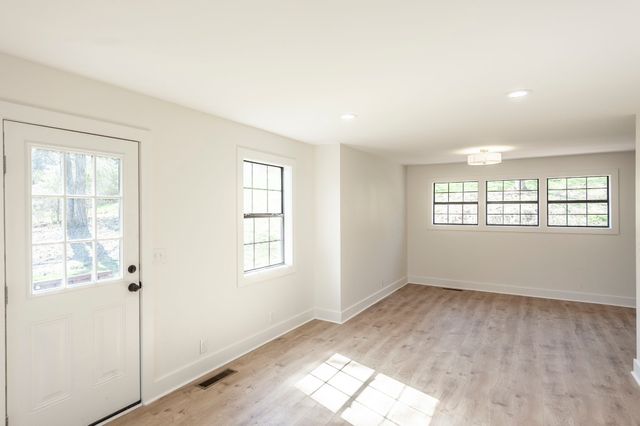 655 Cummings Ln, Cottontown, TN 37048