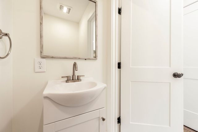 655 Cummings Ln, Cottontown, TN 37048