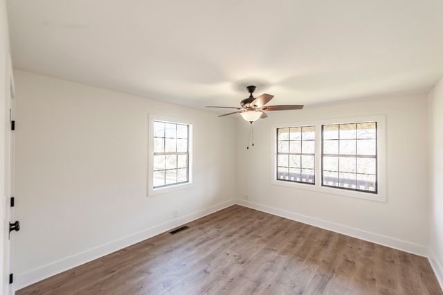 655 Cummings Ln, Cottontown, TN 37048