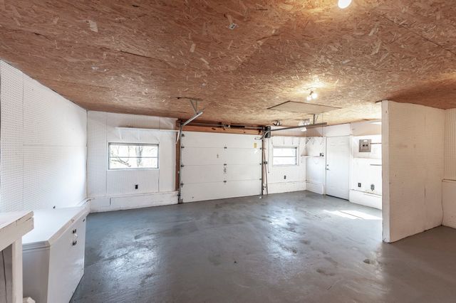 655 Cummings Ln, Cottontown, TN 37048