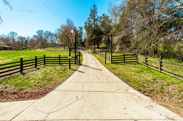 655 Cummings Ln, Cottontown, TN 37048