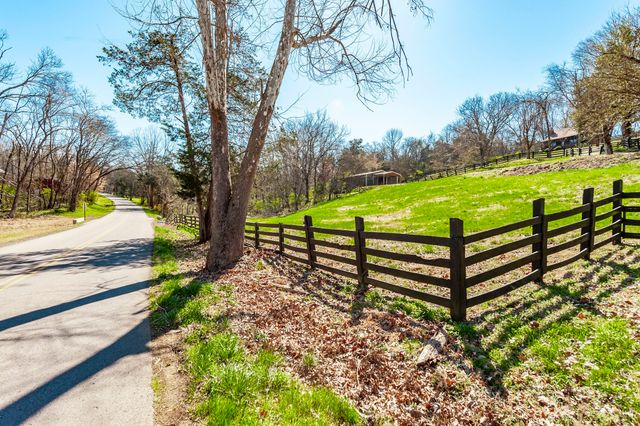 655 Cummings Ln, Cottontown, TN 37048