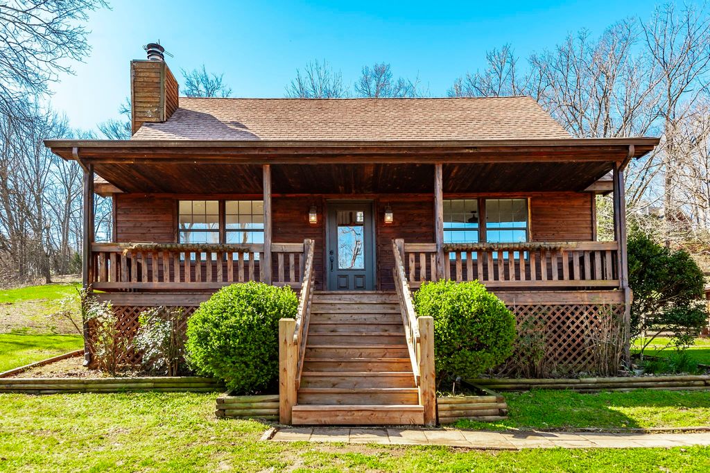 655 Cummings Ln, Cottontown, TN 37048