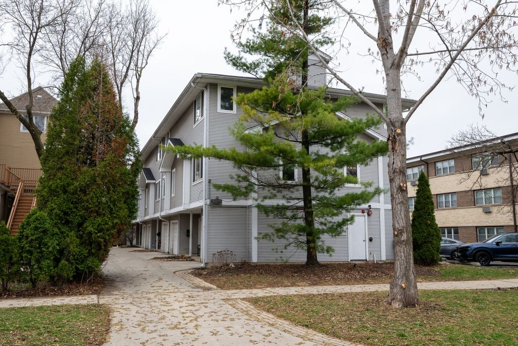 Image 1 of property listing at 425 S Harvey Avenue C, Oak Park, IL 60302