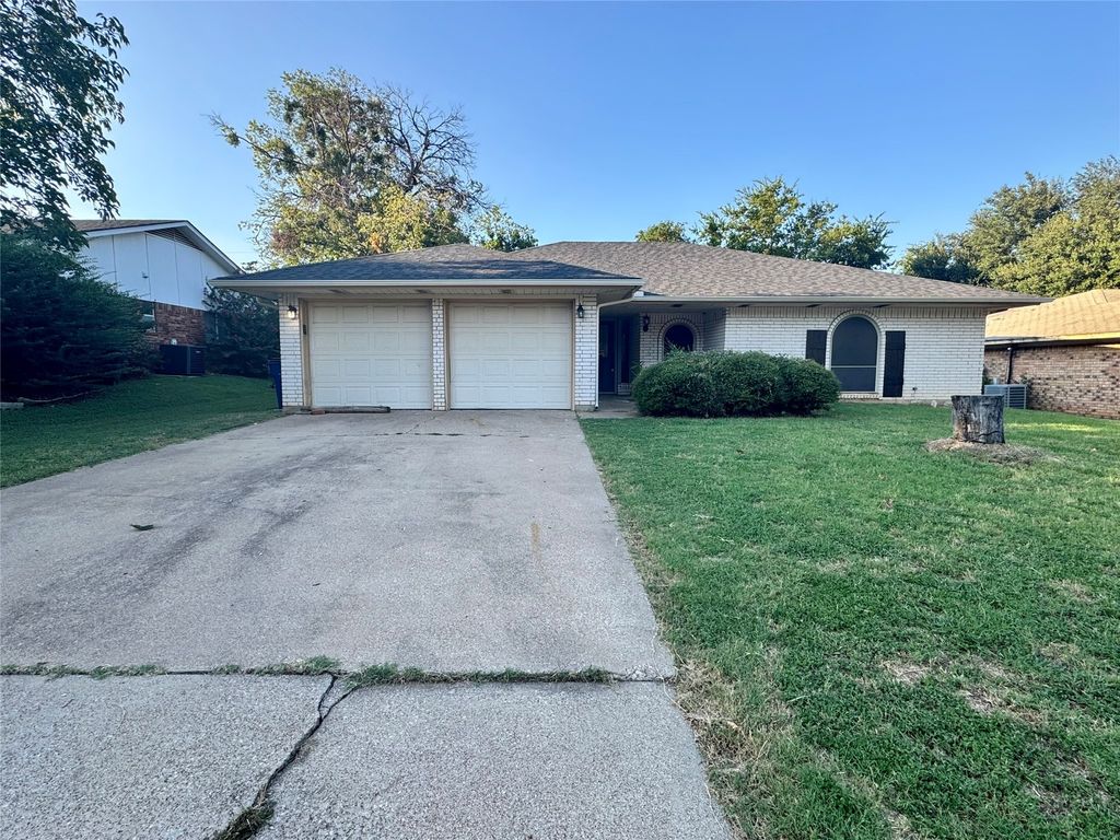 515 Lynnewood Avenue, Burleson, TX 76028