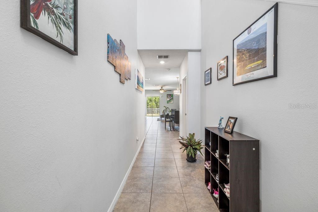Image 8 of property listing at 3703 GLOBE THISTLE DRIVE, Tampa, FL 33619