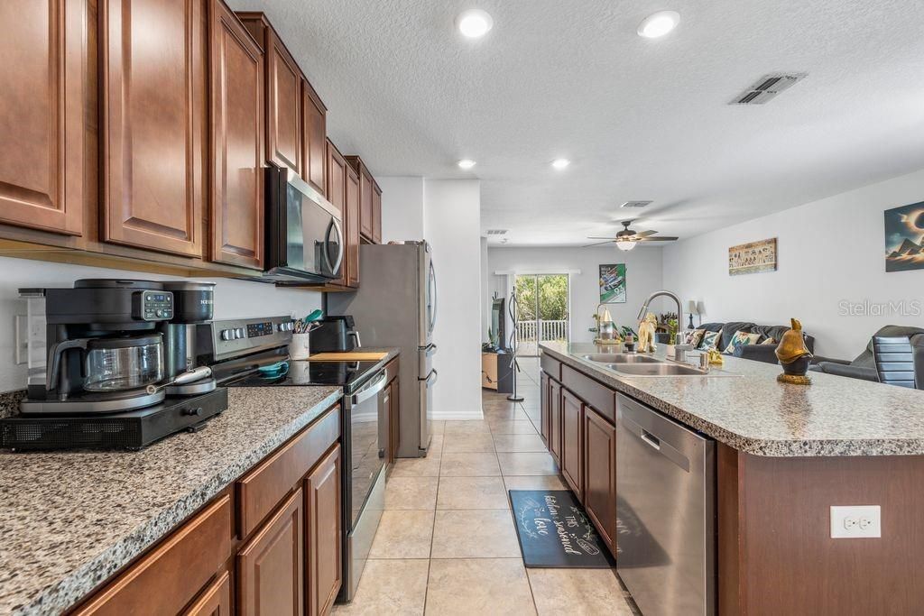 Image 10 of property listing at 3703 GLOBE THISTLE DRIVE, Tampa, FL 33619