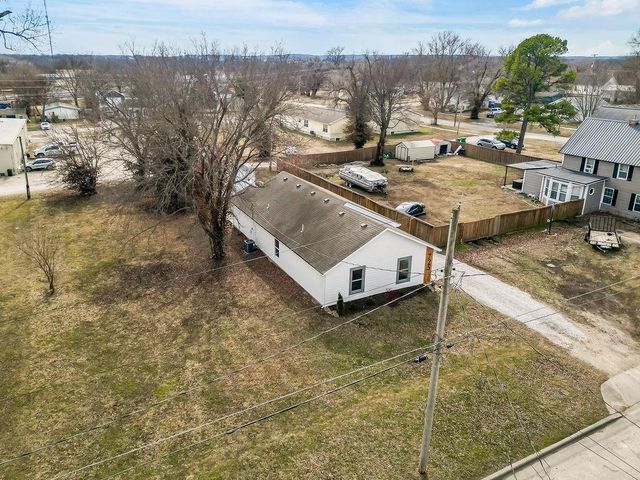 725 Pacific Avenue, Osawatomie, KS 66064