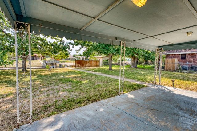 111 Dove RD, Highland Haven, TX 78654
