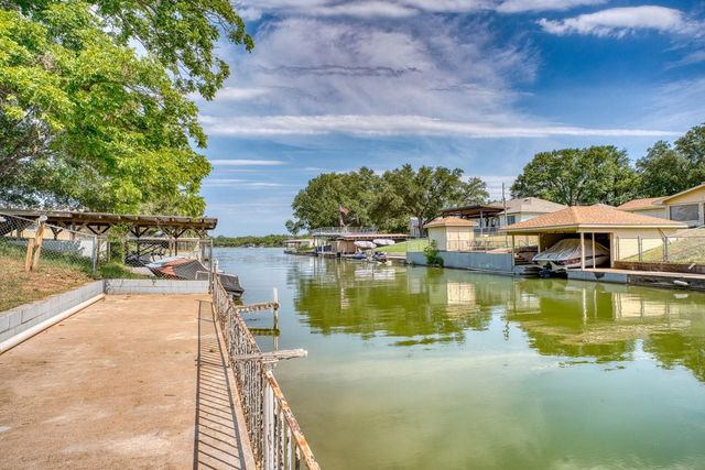111 Dove RD, Highland Haven, TX 78654