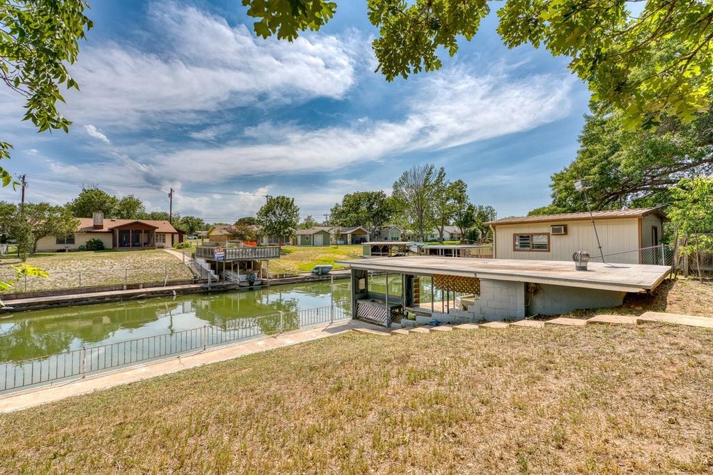 111 Dove RD, Highland Haven, TX 78654