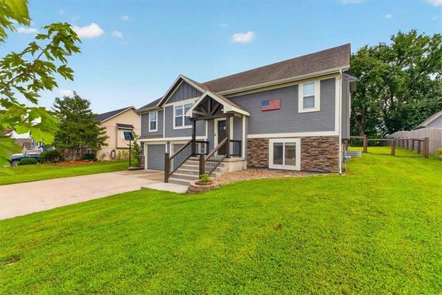 16913 Juniper Drive, Basehor, KS 66007