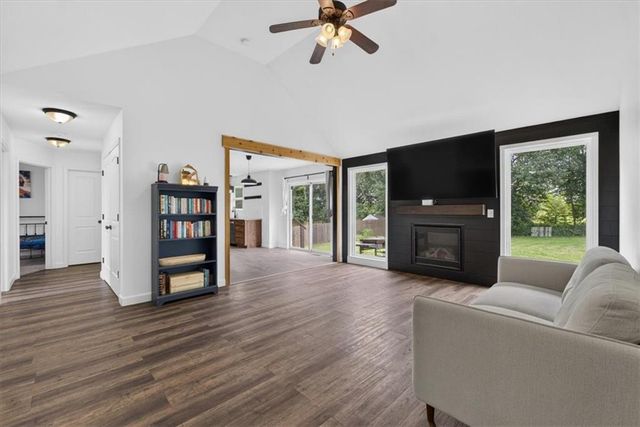 16913 Juniper Drive, Basehor, KS 66007