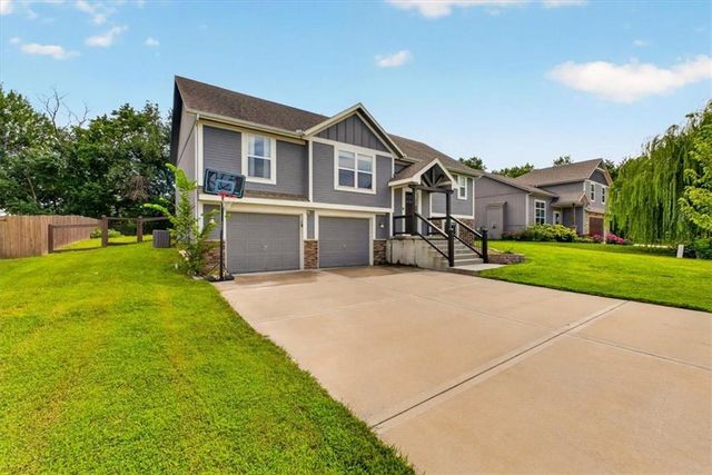 16913 Juniper Drive, Basehor, KS 66007