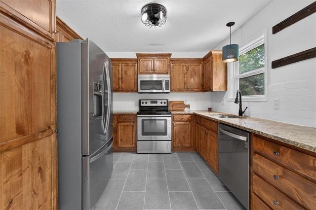 16913 Juniper Drive, Basehor, KS 66007