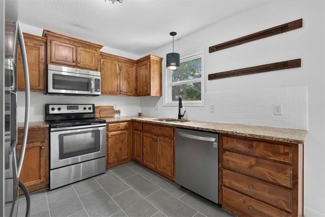 16913 Juniper Drive, Basehor, KS 66007