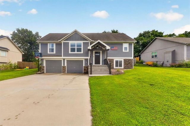 16913 Juniper Drive, Basehor, KS 66007