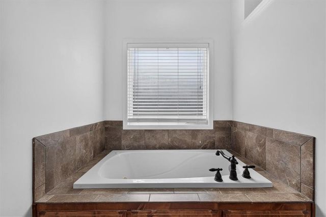 16913 Juniper Drive, Basehor, KS 66007