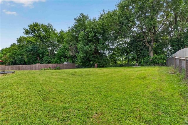 16913 Juniper Drive, Basehor, KS 66007