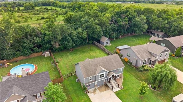 16913 Juniper Drive, Basehor, KS 66007