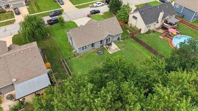 16913 Juniper Drive, Basehor, KS 66007