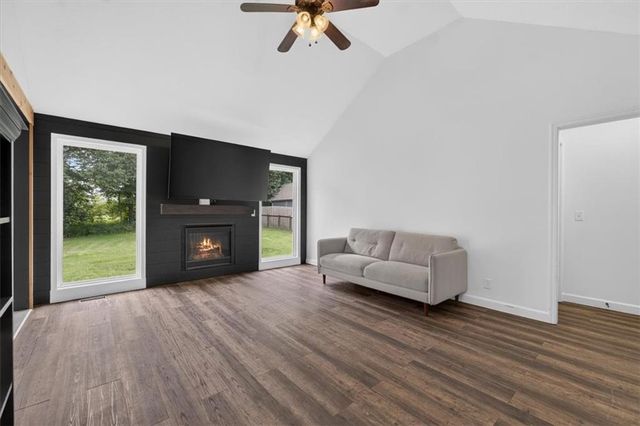 16913 Juniper Drive, Basehor, KS 66007