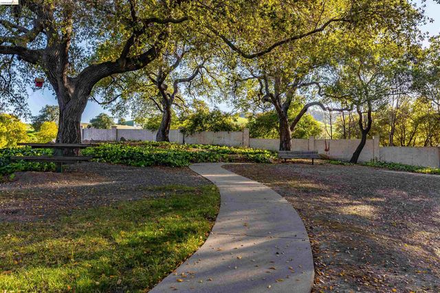 1025 Pinehurst Court, Concord, CA 94521