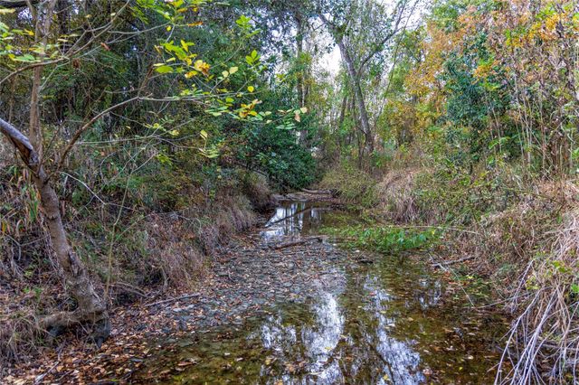 1250 Ladewig Lane, Flatonia, TX 78956