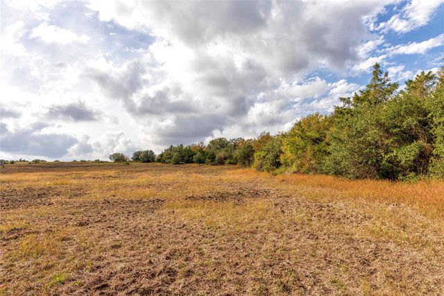 1250 Ladewig Lane, Flatonia, TX 78956