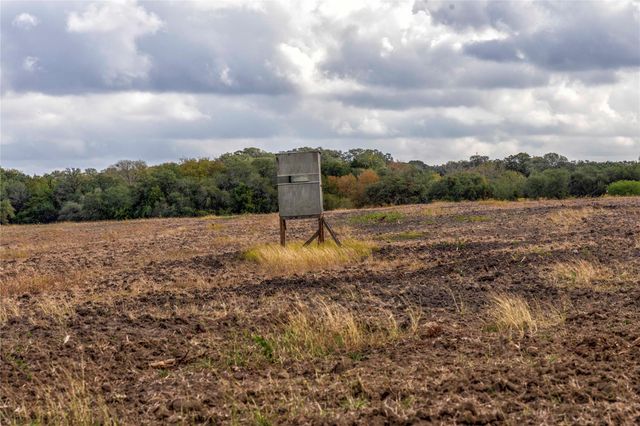 1250 Ladewig Lane, Flatonia, TX 78956