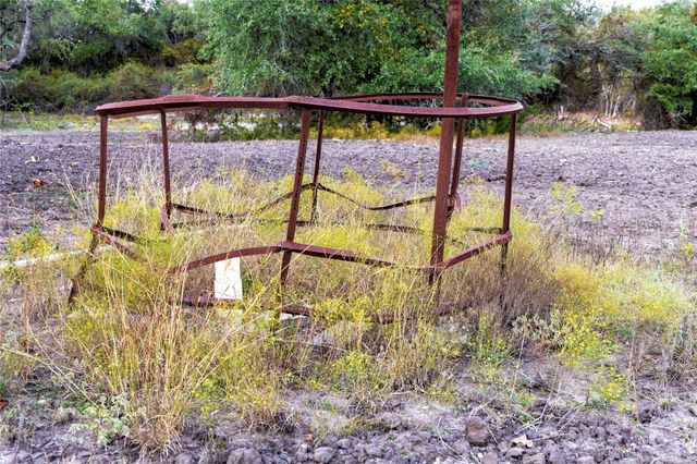 1250 Ladewig Lane, Flatonia, TX 78956