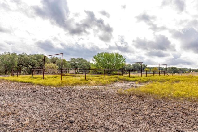 1250 Ladewig Lane, Flatonia, TX 78956