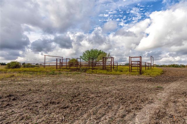 1250 Ladewig Lane, Flatonia, TX 78956