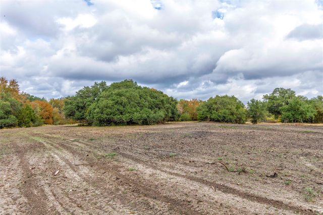 1250 Ladewig Lane, Flatonia, TX 78956