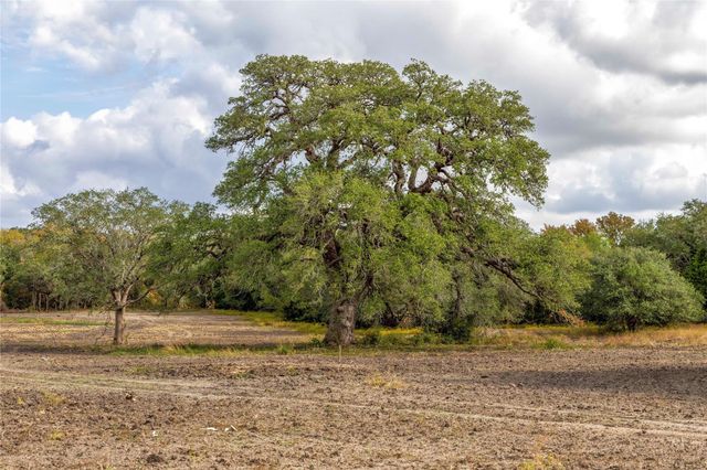 1250 Ladewig Lane, Flatonia, TX 78956