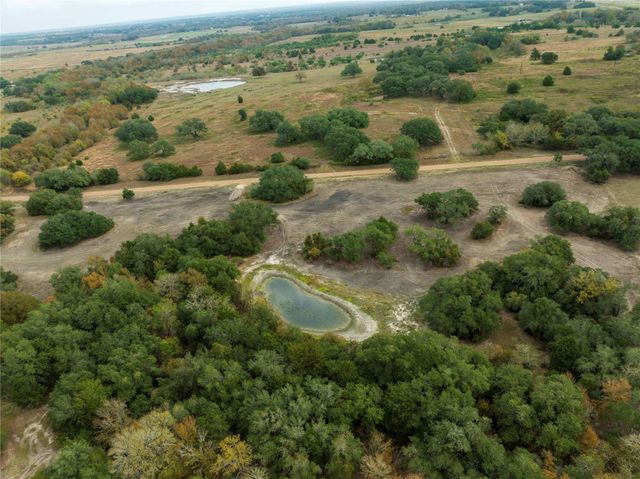 1250 Ladewig Lane, Flatonia, TX 78956