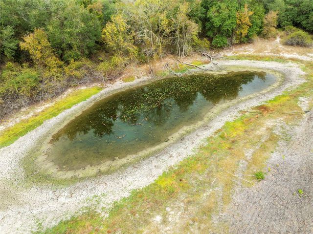 1250 Ladewig Lane, Flatonia, TX 78956