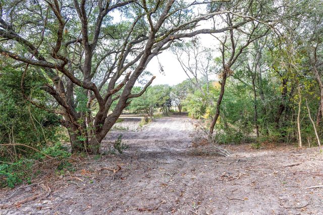 1250 Ladewig Lane, Flatonia, TX 78956