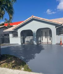 7825 W 4th Ln, Hialeah, FL 33014