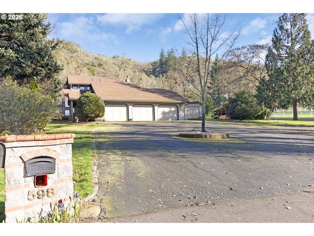 598 WINTER CREEK Ln, Roseburg, OR 97471
