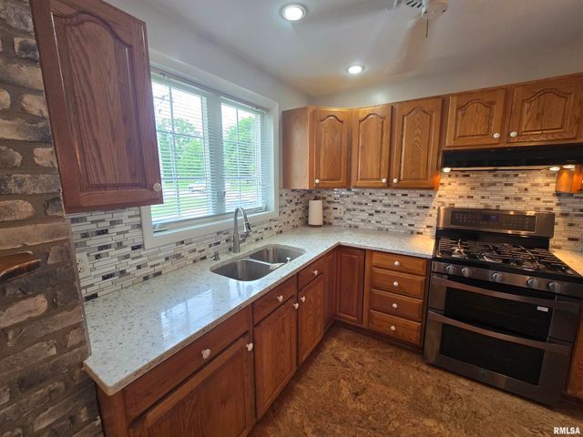 108 SCHOOL Street, Washington, IL 61571