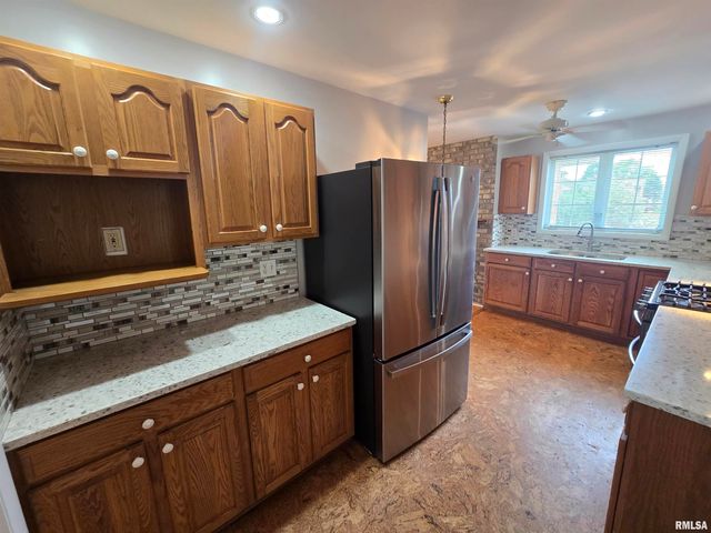 108 SCHOOL Street, Washington, IL 61571