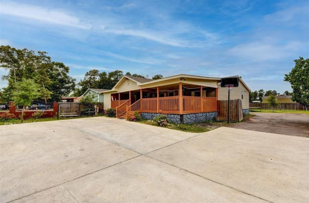 16381 Hunters Green Dr, Conroe, TX 77303