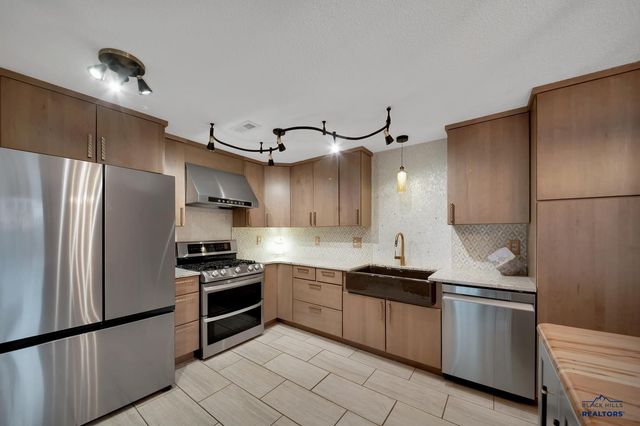 4828 WHISPERING PINES DR, Rapid City, SD 57702