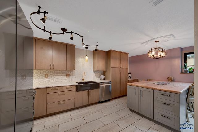 4828 WHISPERING PINES DR, Rapid City, SD 57702