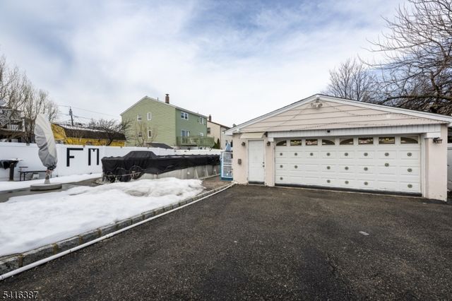 52 Mount Pleasant Ave, Woodland Park, NJ 07424