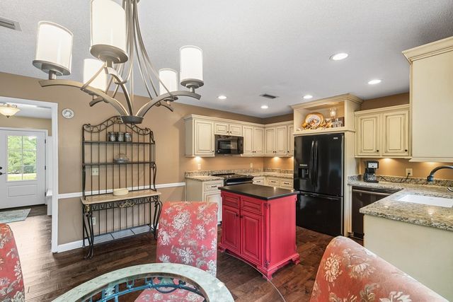 121 Greenview Circle, Dothan, AL 36301