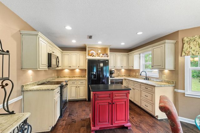 121 Greenview Circle, Dothan, AL 36301