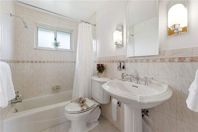 105 Adele Ave, Shaler, PA 15223